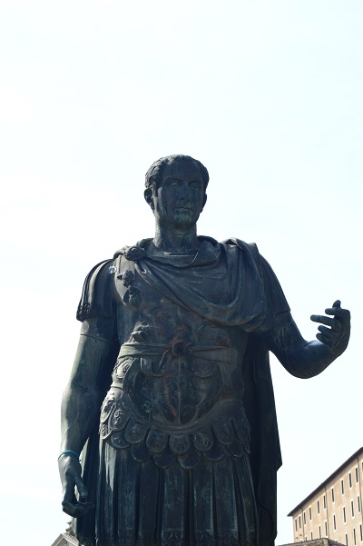 Gaius-Julius-Caesar-Statue-2